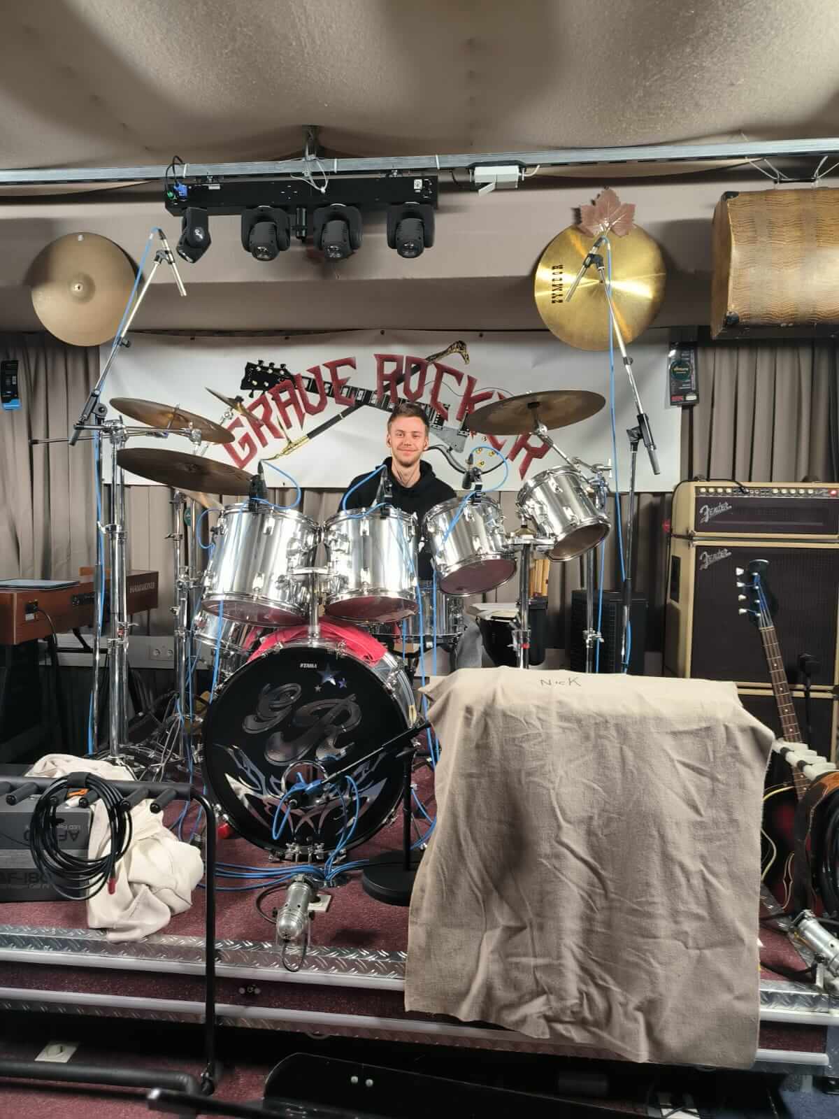 Hinterm Schlagzeug sitzt unser Drummer Leon